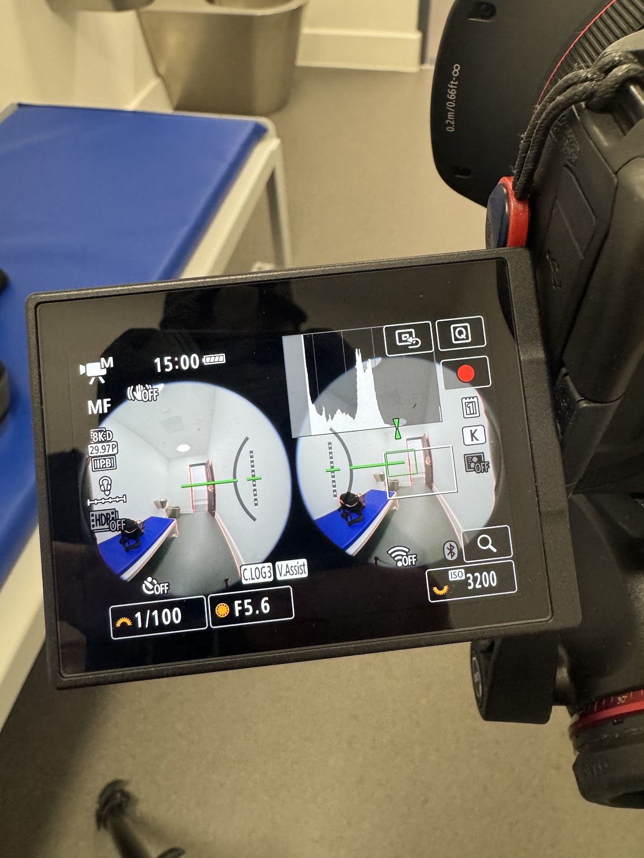 Camera monitor showing the dual fisheye 3D 180° image while filming inside the custody cell set